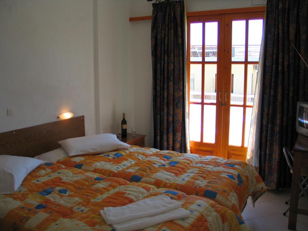 George'S Apartment Agia Marina  Rum bild